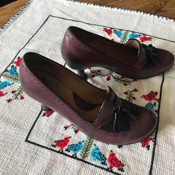 John Fluevog Bellevue Dumont burgundy pumps w black tassels size 8.5w - Picture 2 of 5